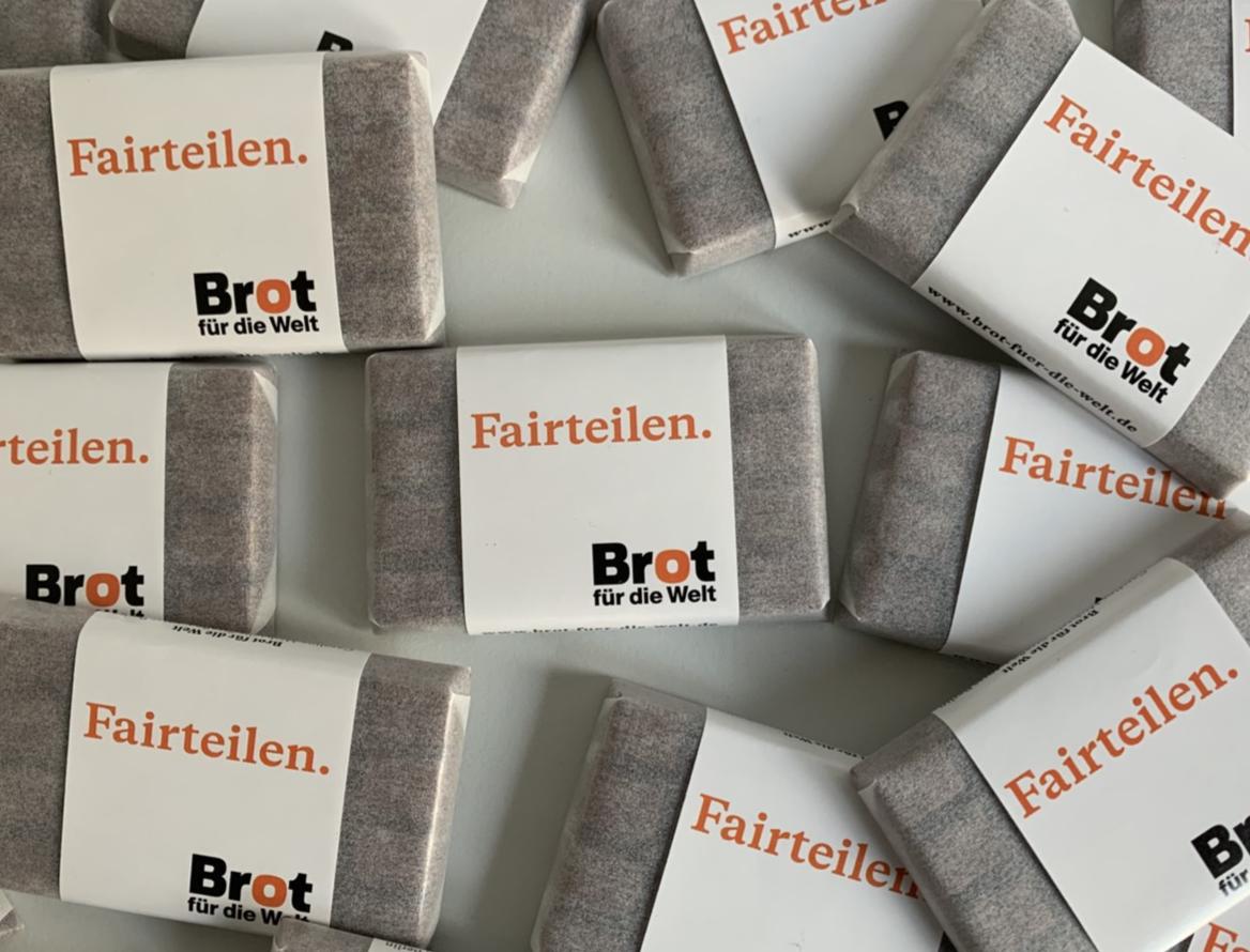 50er Pack Bio Schokolade  „Fairteilen“: Banderole weiß (Bio-Vollmilchschokolade)