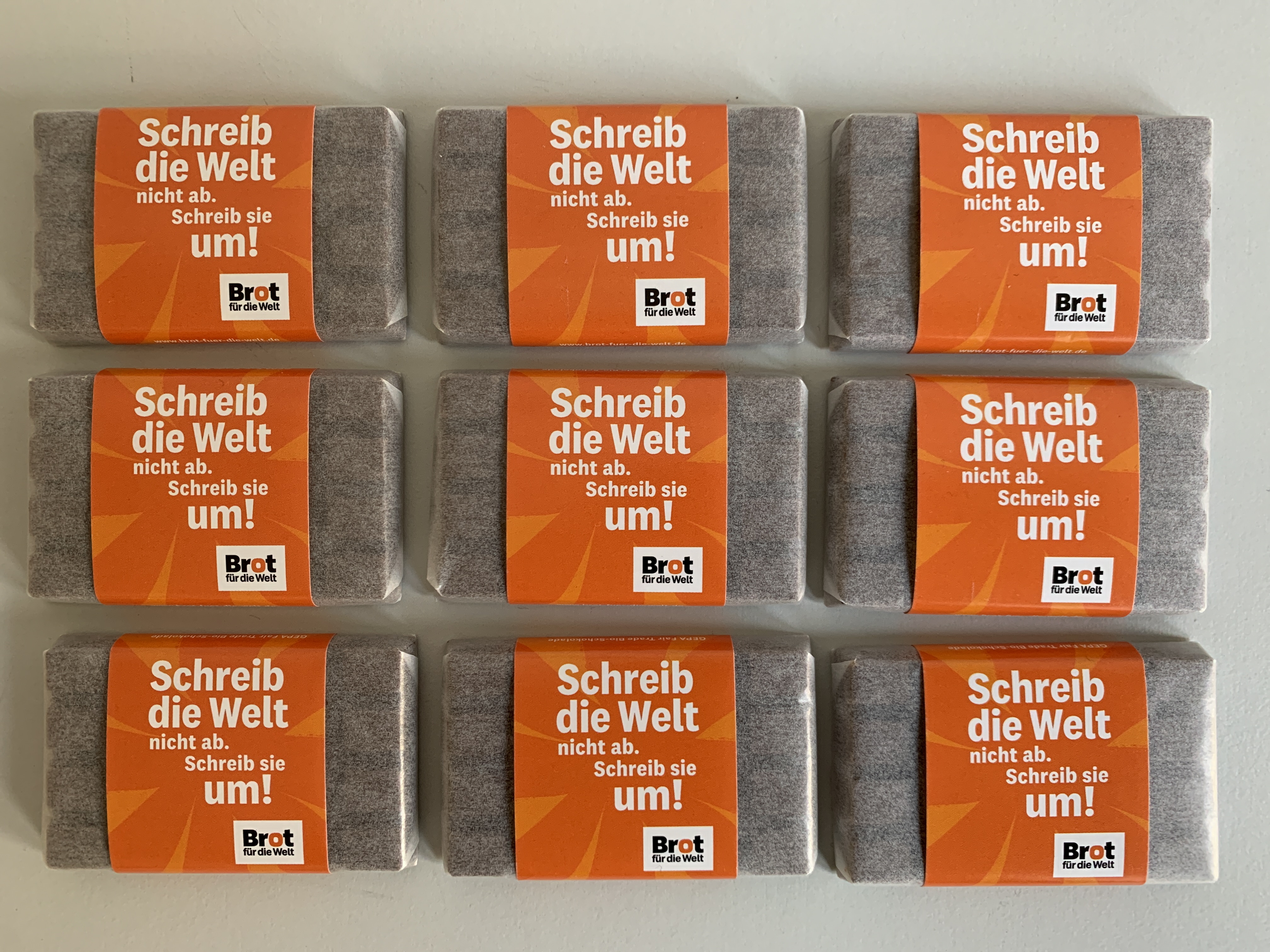 50er Pack Bio-Schokolade „Schreib die Welt nicht ab. Schreib sie um!“